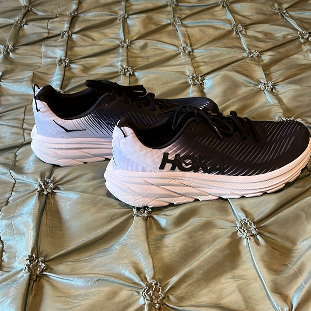HOKA Rincpm 3 women’s 8.5 Black w/White